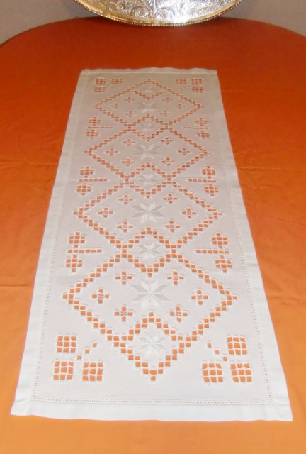 M877M White Hardanger Runner